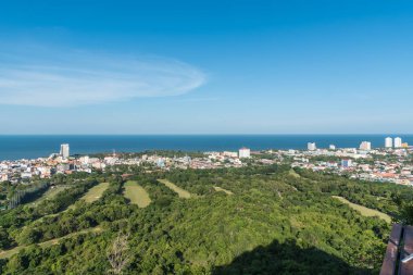 Prachuap Khiri Khan, Tayland - 17 Haziran 2017: Cityscape görünümü Hua Hin dağ. Hua Hin Tayland güzel plaj, deniz, otel ve resort, Prachuap Khiri Khan Seyahat için favori bir şehirdir.