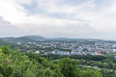 Prachuap Khiri Khan, Tayland - 17 Haziran 2017: Cityscape görünümü Hua Hin dağ. Hua Hin Tayland güzel plaj, deniz, otel ve resort, Prachuap Khiri Khan Seyahat için favori bir şehirdir.