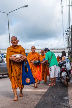 Chanthaburi, Tayland - 9 Temmuz 2017: Tanımlanamayan Tay Budizm insanlar Budist dua töreni yapmak için Kathin ve ölü sezon elbiseler, sunan ve diğer rahipler (Wat Tay Tay tapınağında gerekir)
