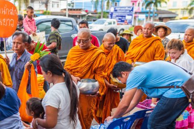 Chanthaburi, Tayland - 9 Temmuz 2017: Tanımlanamayan Tay Budizm insanlar Budist dua töreni yapmak için Kathin ve ölü sezon elbiseler, sunan ve diğer rahipler (Wat Tay Tay tapınağında gerekir)