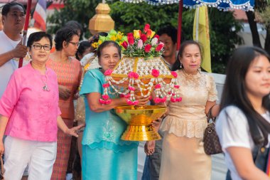Bangkok, Tayland - 21 Ocak 2018: Koordinasyon törenle Budist Tay keşiş ayin için değişiklik adam koordinasyon törenle Tayland Budist Keşiş