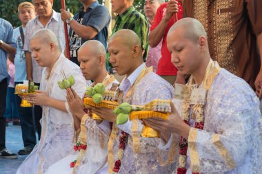 Bangkok, Tayland - 21 Ocak 2018: Koordinasyon törenle Budist Tay keşiş ayin için değişiklik adam koordinasyon törenle Tayland Budist Keşiş