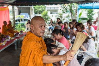 Bangkok, Tayland - 29 Nisan 2018: tanımlanamayan Tay keşiş dua ve Budist inanç (Wat Tay Tay tapınağında dini töreni için kutsal su tarafından korusun)