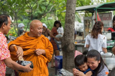Bangkok, Tayland - 29 Nisan 2018: tanımlanamayan Tay keşiş dua ve Budist inanç (Wat Tay Tay tapınağında dini töreni için kutsal su tarafından korusun)