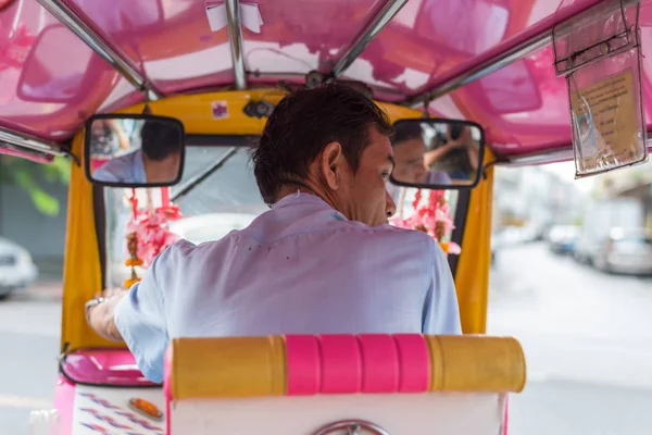 泰国曼谷 2018年3月31日 泰国曼谷 Tuktuk 出租车在路上为乘客服务 笃笃是一辆摩托车有一个三惠勒 三轮车 — 图库照片