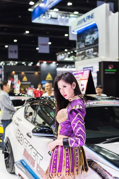 バンコク タイ王国 2018 正体不明のモデルのきれいな女性美とセクシーな車をイベントで展示 Open イベントない必要な資格情報を押す必要があります — ストック写真