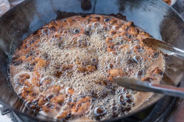 Fried Gıda Tay street gıda pazarında Satılık pot veya pan petrol veya restoran Tayland kaynar ile derin kızartma tarafından