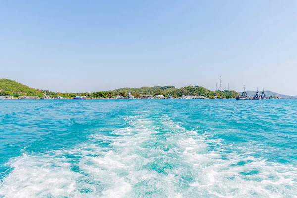游客乘船在绿松石海洋船舶与阳光在白天的时候 当假期旅行在海上放松 — 图库照片