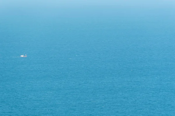 Barco Pesca Está Fuera Pesca Mar Azul Océano Para Industria —  Fotos de Stock