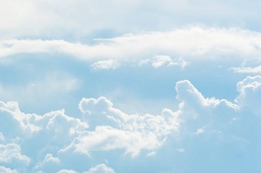 Mavi gökyüzü ve gökyüzünde beyaz bulutlar olan doğal gökyüzü bulutu duvar kağıdı arkaplanı için kullanılır