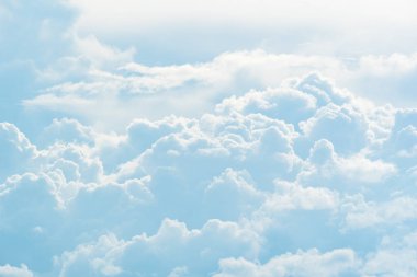 Mavi gökyüzü ve gökyüzünde beyaz bulutlar olan doğal gökyüzü bulutu duvar kağıdı arkaplanı için kullanılır