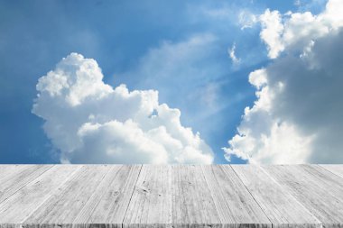 Mavi gökyüzü ve ahşap teras ile beyaz bulut cennet doğa