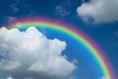Bulutlu gökkuşağı gökkuşağı mavi gökyüzü ve beyaz bulutlar ve gökyüzünde renkli gökkuşağı duvar kağıdı arkaplanı için kullanılır.