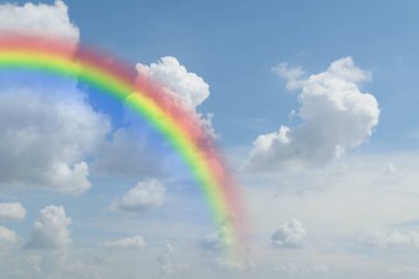 Bulutlu gökkuşağı gökkuşağı mavi gökyüzü ve beyaz bulutlar ve gökyüzünde renkli gökkuşağı duvar kağıdı arkaplanı için kullanılır.