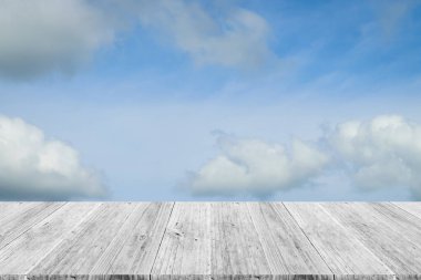 Mavi gökyüzü ve ahşap teras ile beyaz bulut cennet doğa