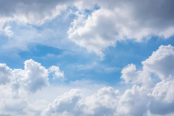 Mavi Gökyüzü Gökyüzünde Beyaz Bulutlar Olan Doğal Gökyüzü Bulutu Duvar — Stok fotoğraf