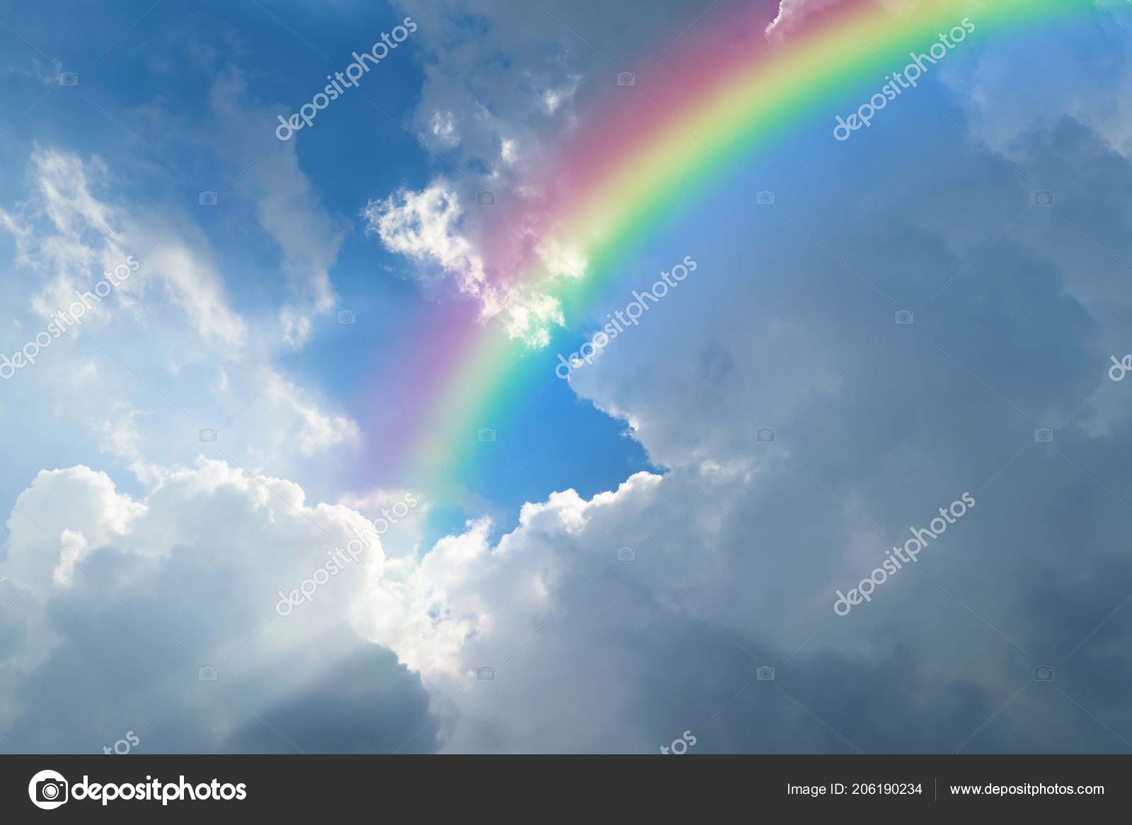 青空と白い雲と壁紙の背景のための空の使用でカラフルな虹と自然の空の雲の虹 ストック写真 C Pongmoji