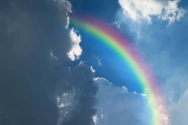 Bulutlu gökkuşağı gökkuşağı mavi gökyüzü ve beyaz bulutlar ve gökyüzünde renkli gökkuşağı duvar kağıdı arkaplanı için kullanılır.