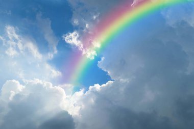 Bulutlu gökkuşağı gökkuşağı mavi gökyüzü ve beyaz bulutlar ve gökyüzünde renkli gökkuşağı duvar kağıdı arkaplanı için kullanılır.
