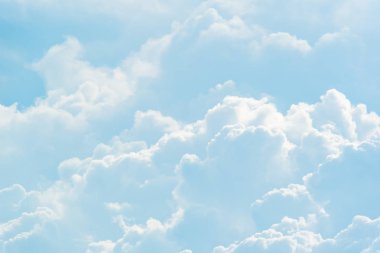 Mavi gökyüzü ve gökyüzünde beyaz bulutlar olan doğal gökyüzü bulutu duvar kağıdı arkaplanı için kullanılır