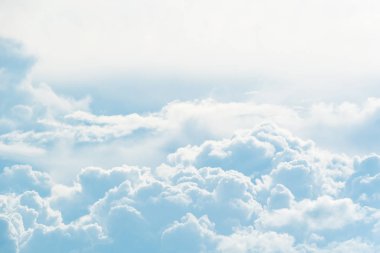 Mavi gökyüzü ve gökyüzünde beyaz bulutlar olan doğal gökyüzü bulutu duvar kağıdı arkaplanı için kullanılır