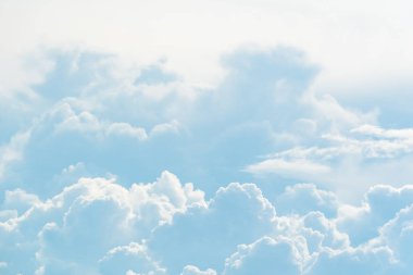 Mavi gökyüzü ve gökyüzünde beyaz bulutlar olan doğal gökyüzü bulutu duvar kağıdı arkaplanı için kullanılır
