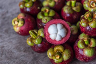 Ahşap bir masada mangosteen Tayland 'da bir meyve kraliçesidir ve Asya meyveleri Tayland sokak yemekleri ve meyve pazarından alınabilir.