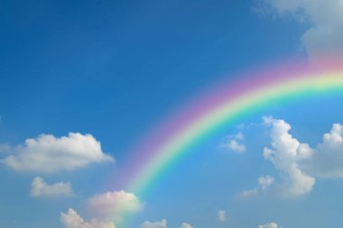 Bulutlu gökkuşağı gökkuşağı mavi gökyüzü ve beyaz bulutlar ve gökyüzünde renkli gökkuşağı duvar kağıdı arkaplanı için kullanılır.