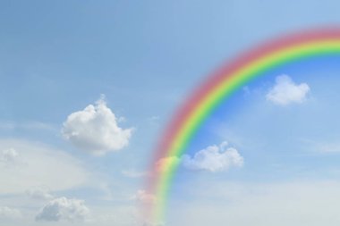 Bulutlu gökkuşağı gökkuşağı mavi gökyüzü ve beyaz bulutlar ve gökyüzünde renkli gökkuşağı duvar kağıdı arkaplanı için kullanılır.