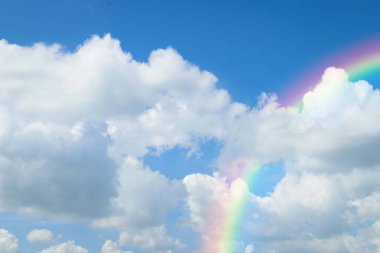 Bulutlu gökkuşağı gökkuşağı mavi gökyüzü ve beyaz bulutlar ve gökyüzünde renkli gökkuşağı duvar kağıdı arkaplanı için kullanılır.