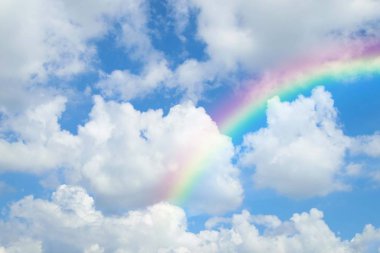 Bulutlu gökkuşağı gökkuşağı mavi gökyüzü ve beyaz bulutlar ve gökyüzünde renkli gökkuşağı duvar kağıdı arkaplanı için kullanılır.