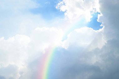 Bulutlu gökkuşağı gökkuşağı mavi gökyüzü ve beyaz bulutlar ve gökyüzünde renkli gökkuşağı duvar kağıdı arkaplanı için kullanılır.