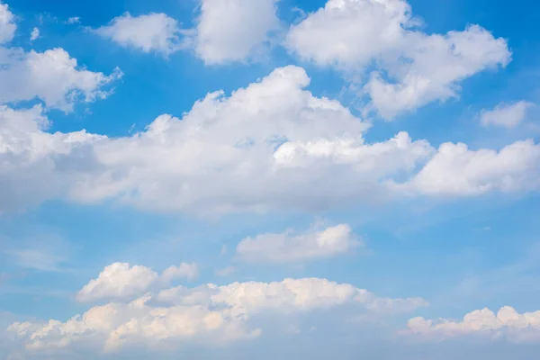 青空と空の白い雲と自然の空の雲の風景壁紙の背景のための使用 — ストック写真