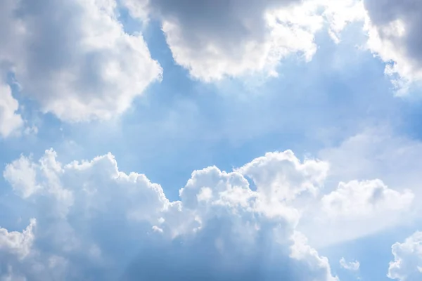 青空と空の白い雲と自然の空の雲の風景壁紙の背景のための使用 — ストック写真