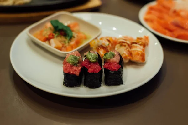 Comida Japonesa Conjunto Diferentes Tipos Sushi Com Salada Algas Marinhas — Fotografia de Stock