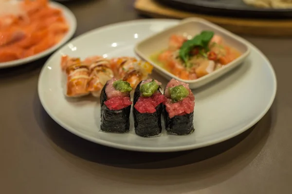 Comida Japonesa Conjunto Diferentes Tipos Sushi Com Salada Algas Marinhas — Fotografia de Stock