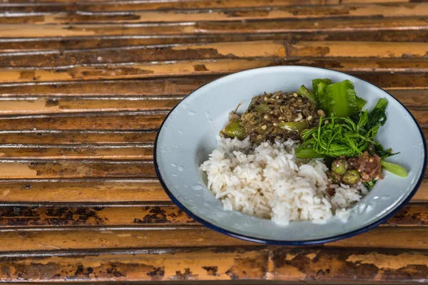 Nasi Atas Dengan Saus Cabai Atau Pasta Cabai Dan Sayuran — Stok Foto