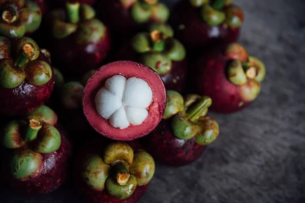 Ahşap bir masada mangosteen Tayland 'da bir meyve kraliçesidir ve Asya meyveleri Tayland sokak yemekleri ve meyve pazarından alınabilir.
