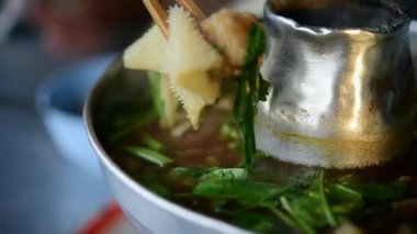 Kızarmış biftek et tendon çorba Stew (Ekaehla et) kase sebze ile temizleyin