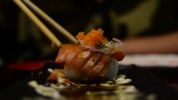 Comida Japonesa Conjunto Diferentes Tipos Sushi Com Salada Algas Marinhas — Vídeo de Stock