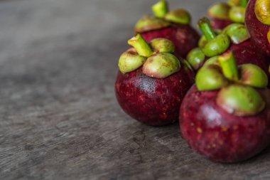 Ahşap bir masada mangosteen Tayland 'da bir meyve kraliçesidir ve Asya meyveleri Tayland sokak yemekleri ve meyve pazarından alınabilir.
