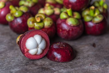 Ahşap bir masada mangosteen Tayland 'da bir meyve kraliçesidir ve Asya meyveleri Tayland sokak yemekleri ve meyve pazarından alınabilir.