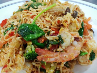 Anlık erişte anne sarhoş Kızarmış karides Tay sokak gıda pazarı veya restoran Tayland Satılık