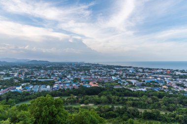 Prachuap Khiri Khan, Tayland - 17 Haziran 2017: Cityscape görünümü Hua Hin dağ. Hua Hin Tayland güzel plaj, deniz, otel ve resort, Prachuap Khiri Khan Seyahat için favori bir şehirdir.