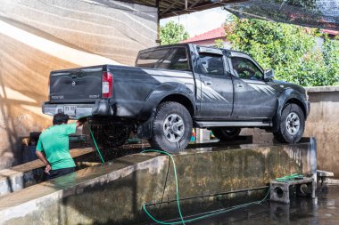 Bangkok, Tayland - 2 Temmuz 2017: tanımlanamayan araba bakım personeli (temiz, yıkama, Polonya ve balmumu) Temizleme (araba ayrıntılı) araç araba bakım Salonu Bangkok Tayland