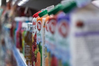 Bangkok, Tayland - 19 Ağustos 2017: Adl tip-in Satılık süpermarket her gün içki veya içecek suyu ürünleri