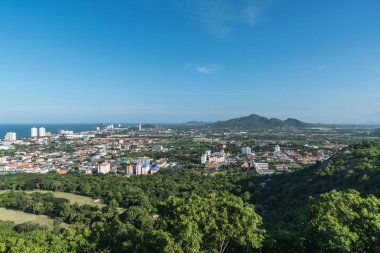Prachuap Khiri Khan, Tayland - 17 Haziran 2017: Cityscape görünümü Hua Hin dağ. Hua Hin Tayland güzel plaj, deniz, otel ve resort, Prachuap Khiri Khan Seyahat için favori bir şehirdir.