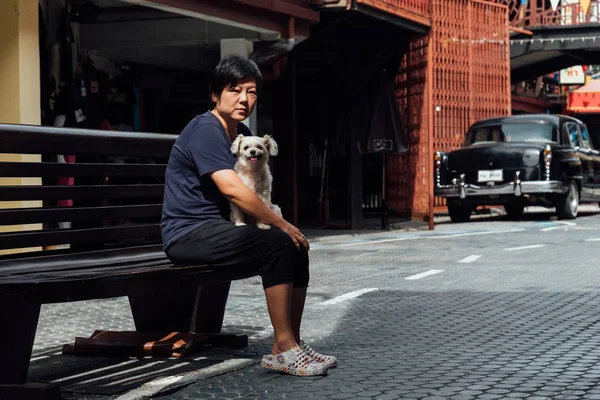 Prachuap Khiri Khan Thailand Juni 2017 Asiatiska Och Hennes Hund — Stockfoto