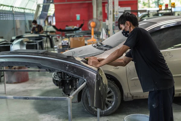 Bangkok Tailandia Agosto 2017 Mecánico Automóviles Identificado Militar Comprobar Reparar —  Fotos de Stock