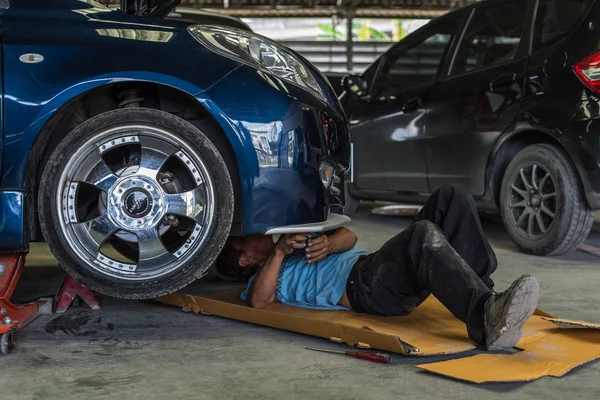 Bangkok Thailand August 2017 Unidentified Car Mechanic Serviceman Checking Car — Stock Photo, Image